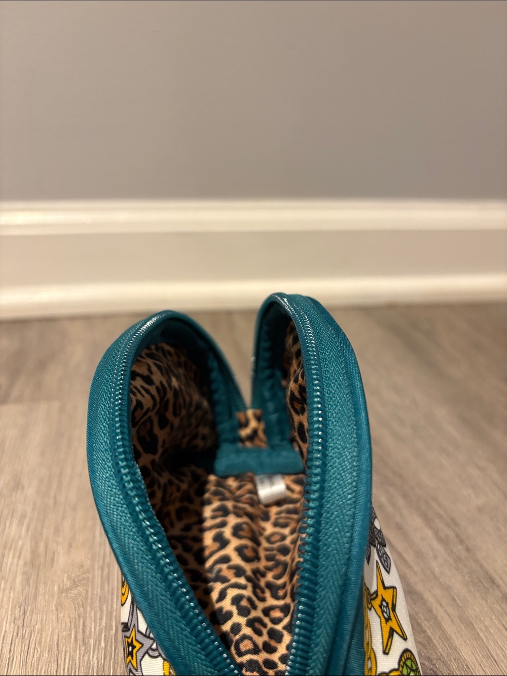 Brighton White Cosmetic Bag set with teal trim - Picture 10 of 12